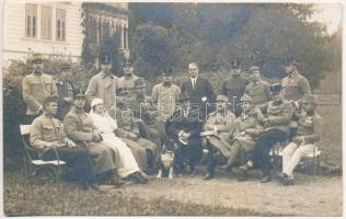 1915 K.u.K. katonák csoportképe kutyával a tobelbadi üdülő kertjében / K.u.K. soldiers with dog at Tobelbad spa terrace, photo