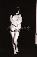 cca 1970 Aktfotók a műteremben, 30 db vintage negatív, 24x36 mm