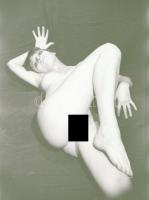 cca 1970 Aktfotók a műteremben, 30 db vintage negatív, 24x36 mm