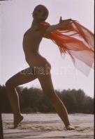 cca 1973 Szolidan erotikus felvételek tétele, 26 db vintage diapozitív felvétel, 24x36 mm