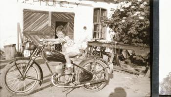 cca 1958 Motoros felvételek, 3 db szabadon felhasználható vintage negatív, 6x6 cm és 6x9 cm