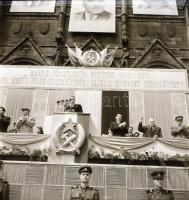 cca 1948 Rákosi Mátyás választási nagygyűlése az Országház előtt, 7 db szabadon felhasználható vintage negatív, 6x6 cm