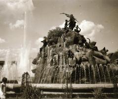 cca 1940 ,,Sió-tündér regéje szoborcsoport és szökőkút kompozíció Budapesten, szabadon felhasználható vintage negatív, 6x9 cm