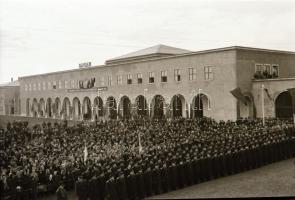 cca 1962 Hatvan, vasutasok eskütétele és avatása a hatvani vasútállomás előtt, szabadon felhasználható vintage negatív, 6x9 cm