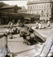 cca 1960 Budapest, Tinódi Lantos Sebestyén szobra a Tanács körútra letéve, szabadon felhasználható vintage negatív, 6x6 cm