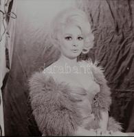 cca 1967 Váradi Hédi színésznőről készült 9 db szabadon felhasználható vintage negatív, 6x6 cm