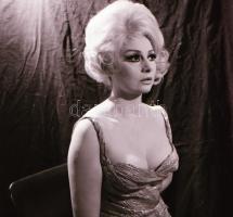 cca 1967 Váradi Hédi színésznőről készült 9 db szabadon felhasználható vintage negatív, 6x6 cm