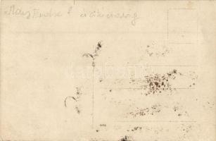 Ismeretlen helyszín, italozó asztaltársaság egy vendéglő teraszán, photo (kis szakadás / small tear)