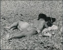 cca 1965 Feri Lukas: Tengerparti csók, pecséttel jelzett vintage fotóművészeti alkotás, 20,5x25,5 cm