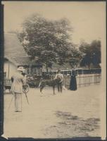 cca 1910 ,,Kecskeméten Hannig tanár és Höchinger rajztanár" feliratú vintage fénykép, tanyaudva...