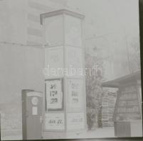 1968 Budapest, a Fővárosi Moziüzemi Vállalat hirdető oszlopai, plakáthelyei, kirakatai, ahol az új filmeket hirdették, 13 db szabadon felhasználható, vintage negatív, 6x6 cm