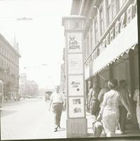 1968 Budapest, a Fővárosi Moziüzemi Vállalat hirdető oszlopai, plakáthelyei, kirakatai, ahol az új f...