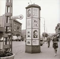 1968 Budapest, a Fővárosi Moziüzemi Vállalat hirdető oszlopai, plakáthelyei, kirakatai, ahol az új f...
