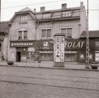 1968 Budapest, a Fővárosi Moziüzemi Vállalat hirdető oszlopai, plakáthelyei, kirakatai, ahol az új f...