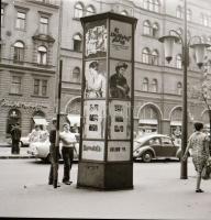 1968 Budapest, a Fővárosi Moziüzemi Vállalat hirdető oszlopai, plakáthelyei, kirakatai, ahol az új f...