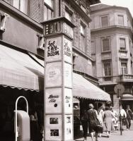 1968 Budapest, a Fővárosi Moziüzemi Vállalat hirdető oszlopai, plakáthelyei, kirakatai, ahol az új f...