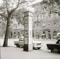 1968 Budapest, a Fővárosi Moziüzemi Vállalat hirdető oszlopai, plakáthelyei, kirakatai, ahol az új f...