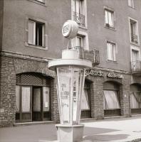1968 Budapest, a Fővárosi Moziüzemi Vállalat hirdető oszlopai, plakáthelyei, kirakatai, ahol az új f...