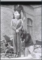 1945 Budapest, háborús bűnös kivégzése, 2 db vintage negatívról készült mai nagyítás, 25x18 cm