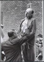 1945 Budapest, háborús bűnös kivégzése, 2 db vintage negatívról készült mai nagyítás, 25x18 cm