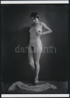 cca 1927 Demeter Károly (1892-1983) párizsi korszakából való szolidan erotikus jelzetlen fénykép, üveglemez negatívról készült, mai nagyítás, 25x18 cm