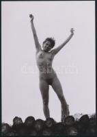 cca 1974 Első fotózkodás ruha nélkül, 4 db szolidan erotikus fénykép, vintage negatívokról készült m...