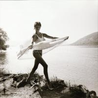 cca 1975 Pucér lányok kavalkádja, szolidan erotikus felvételek, 13 db vintage negatív, 6x6 cm