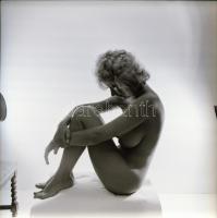 cca 1975 Pucér lányok kavalkádja, szolidan erotikus felvételek, 13 db vintage negatív, 6x6 cm