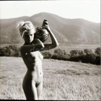 cca 1975 Pucér lányok kavalkádja, szolidan erotikus felvételek, 13 db vintage negatív, 6x6 cm