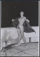 cca 1971 Csábos idegenvezető a Halászbástyán, 3 db szolidan erotikus fénykép, vintage negatívokról k...