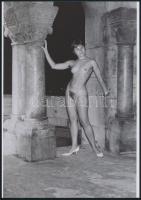 cca 1971 Csábos idegenvezető a Halászbástyán, 3 db szolidan erotikus fénykép, vintage negatívokról k...