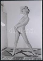 cca 1971 Télvíz idején, 3 db szolidan erotikus fénykép, vintage negatívokról készült mai nagyítások,...