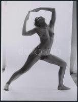 cca 1970 Mozgásművész bugyi nélkül, 4 db szolidan erotikus fénykép, vintage negatívokról készült mai...