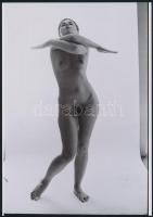 cca 1970 Mozgásművész bugyi nélkül, 4 db szolidan erotikus fénykép, vintage negatívokról készült mai...