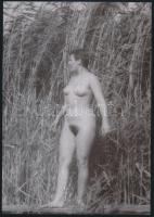 cca 1973 Szolidan erotikus fényképek tétele, 4 db vintage negatívról készült mai nagyítások, 25x18 c...