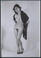 cca 1973 Nudi Juli fürdeni készül, 4 db szolidan erotikus fénykép, vintage negatívokról készült mai nagyítások, 25x18 cm / 4 erotic photos, 25x18 cm