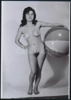 cca 1973 Nudi Juli fürdeni készül, 4 db szolidan erotikus fénykép, vintage negatívokról készült mai ...