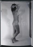 cca 1973 Nudi Juli fürdeni készül, 4 db szolidan erotikus fénykép, vintage negatívokról készült mai ...