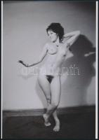 cca 1973 Nudi Juli fürdeni készül, 4 db szolidan erotikus fénykép, vintage negatívokról készült mai ...