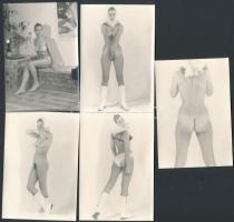 cca 1970 Beavató fotósorozat, 13 db szolidan erotikus, vintage fotó, 9x6 cm / 13 erotic photos, 9x6 ...