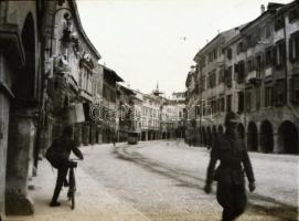 1918 Az I. világháborúban szolgálatot teljesítő katona felvételei feliratozott tasakban, 33 db vinta...