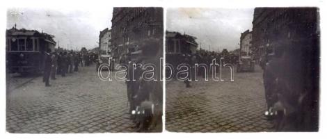 cca 1910 Budapesti utcakép, villamos és automobil sztereó üveglemez diapozitív képpáron, 6x13 cm
