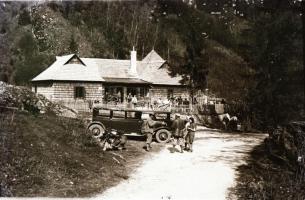 cca 1935 Automobil a Magas-Tátrában, vintage üveglemez negatív Matheisel József (1908-1961) hagyaték...
