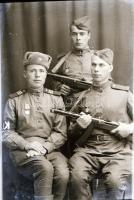 cca 1944 Orosz katonák műteremben, fegyverrel, vintage üveglemez negatív, 9x6 cm