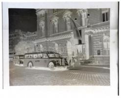 cca 1935 Budapest - Dobogókő autóbuszjárat a Nemzeti Színház oldalánál, vintage negatív, 3x4 cm