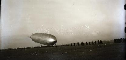 cca 1931 Zeppelin sok katonával a kikötőben, vintage üveglemez negatív, 9x12 cm
