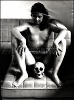 cca 1979 A végzet asszonya, felirat nélküli fotóművészeti alkotás, 40x30 cm / erotic photo, 40x30 cm