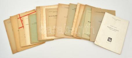 1904-1979 18 különlenyomat és nyomtatvány művészeti, irodalmi és történelmi témakörökben, többek közt Andics Erzsébet, Laczkó András, Vargha Kálmán, Székely György. Köztük néhány dedikált példány.