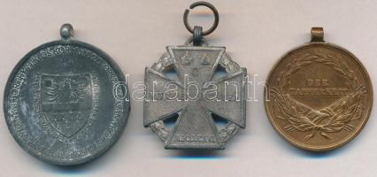 3db-os magyar militária tétel, benne 1916. "Károly-csapatkereszt" cink kitüntetés mellszal...