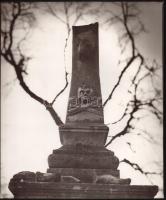 cca 1980 Wojcieck Prazmowski (Poland): Remember, pecséttel jelzett, vintage fotóművészeti alkotás, 35x29 cm